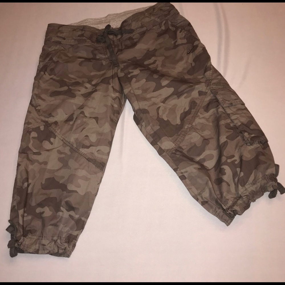 Nike Camo active Capris NWOT MEDIUM
